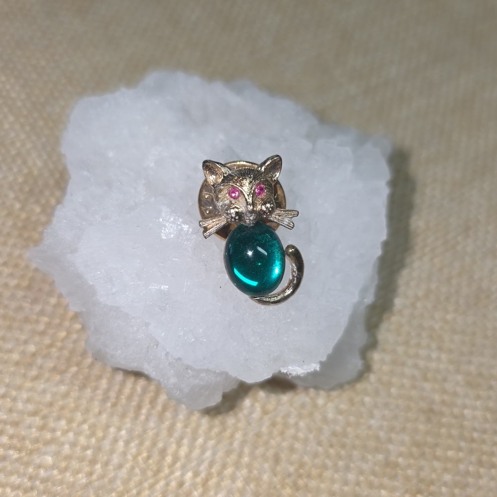 Vintage Cat Brooch with Green Jelly Belly Stone and Pink Rhinestone Eyes.